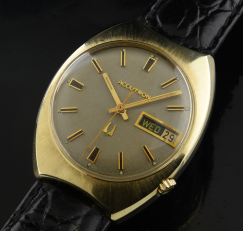 1967 Bulova 41mm Accutron 14k solid-gold watch in excellent condition with original bronze dial, baton hands, lume dots, and offset crown.