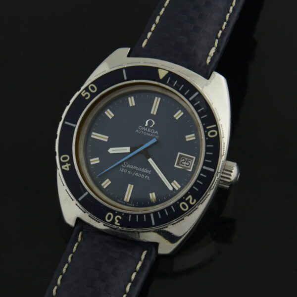 1971 Omega 40mm Seamaster stainless steel dive watch with original screw-down winding crown, blue perspex bezel, and caliber 1011 movement.