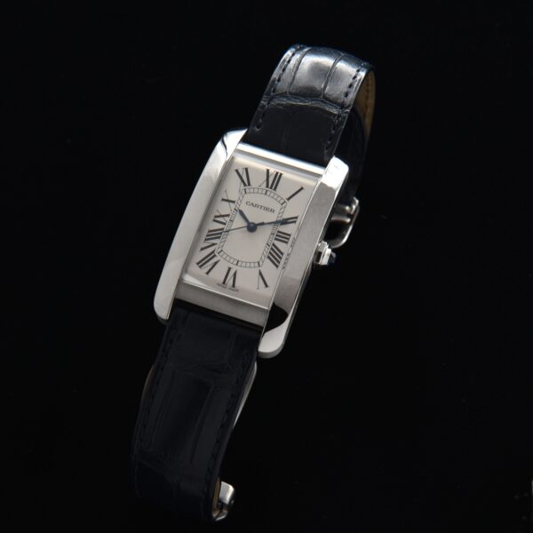 This 2011 27x45mm large men's Cartier Tank Américaine 3972 comes with the original box. The stainless steel curved tank case looks truly perfect.