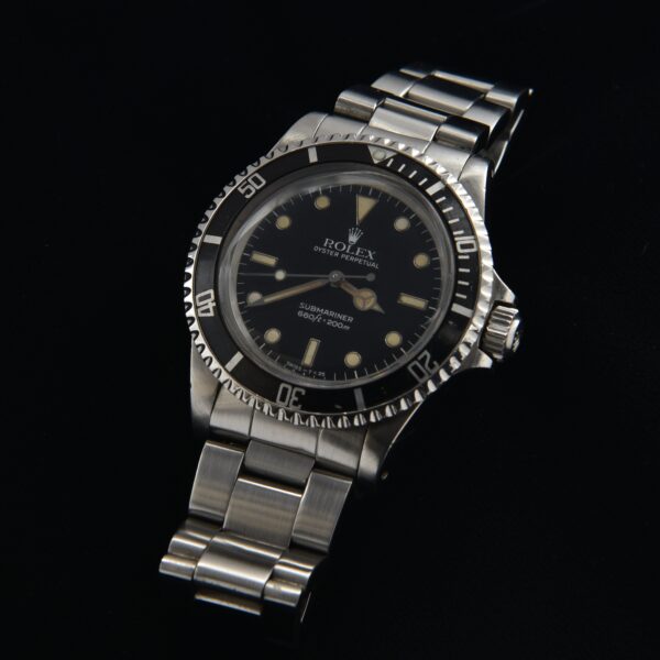 This 1985 Rolex Submariner 5513 watch comes complete with box and papers. The glossy dial features vanilla markers and hands.