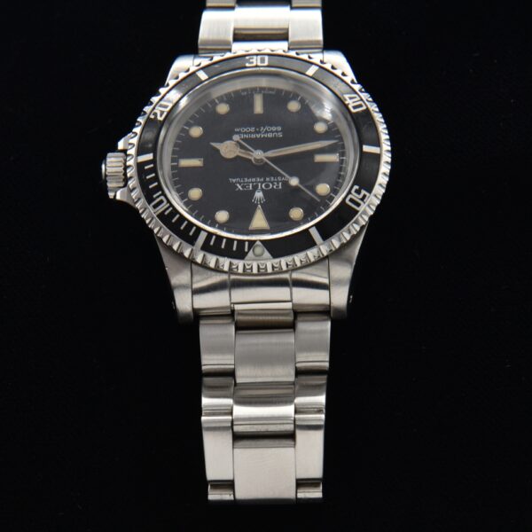 This 1985 Rolex Submariner 5513 watch comes complete with box and papers. The glossy dial features vanilla markers and hands.