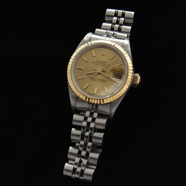 This ref. 69173 1988 Rolex Datejust ladies watch measures 26mm and is the more classic and elegant ladies size.
