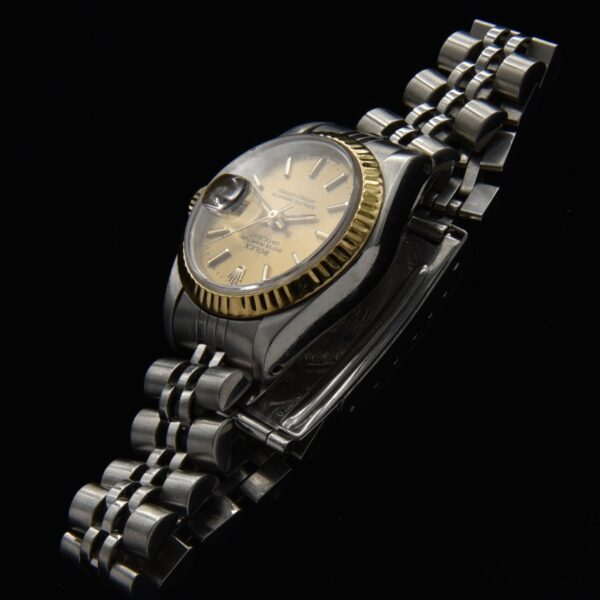 This ref. 69173 1988 Rolex Datejust ladies watch measures 26mm and is the more classic and elegant ladies size.