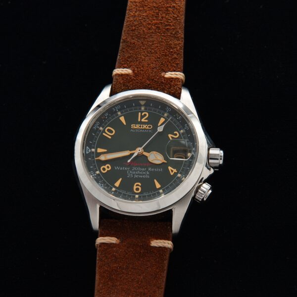 This is a very rare offering. This is an original and extremely hard-to-find 1995 Seiko Alpinist green dial measuring 37mm and is without dings or scratches.