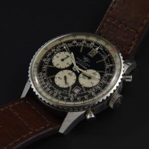 Here is a very clean 1970s Breitling Navitimer ref. 7806 measuring 40mm in stainless steel. The dial and hands are all original.