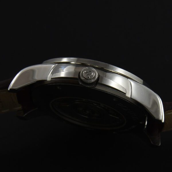 Here we have a modern Maurice Lacroix Grand Guichet GMT watch measuring 40mm in stainless steel.