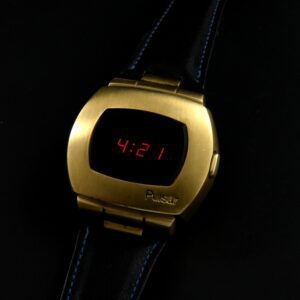 This 30x40mm gold-plated Pulsar '70s vintage LED watch displays excellent overall condition. This model comes with its original leather band and buckle.