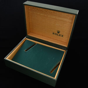 This is a vintage '70s 4x5" watch box including the rare seahorse outer box and booklet.