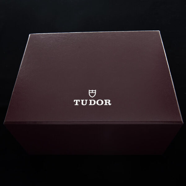 Here is a 5x6" pristine 1980s Tudor inner and outer box with manual and leather holder. This box was for most of the '80s watches including the Tudor Tiger Chronograph.