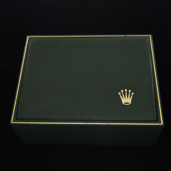 This is a vintage '70s 4x5" watch box including the rare seahorse outer box and booklet.