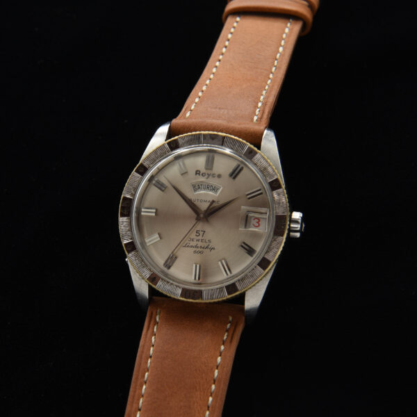 This vintage 1970s Royce Leadership 600 watch offers quite a bit for the money. This watch features an automatic winding 57 jewel day/date movement.