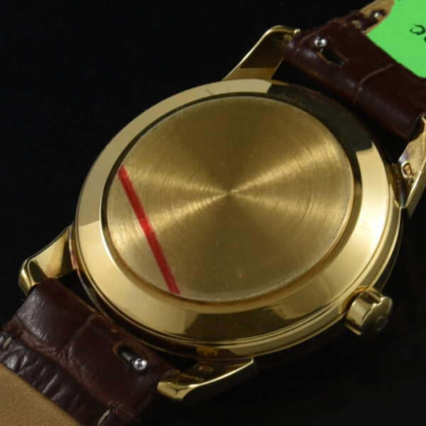 Here is a 35mm solid-18k-gold 1956 Omega Seamaster displaying excellent overall condition. The 18k-solid-gold Omega screw-back case is quite heavy.