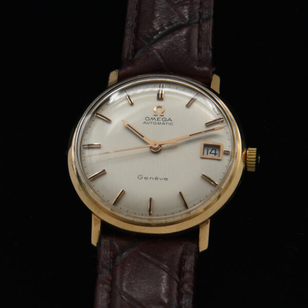 This is a sleek and elegant 1968 33.7mm solid-18k-gold Omega Geneve displaying excellent overall condition. Finding these in 18k is rather uncommon.