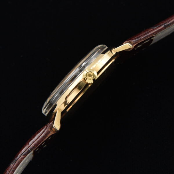 This is a sleek and elegant 1968 33.7mm solid-18k-gold Omega Geneve displaying excellent overall condition. Finding these in 18k is rather uncommon.