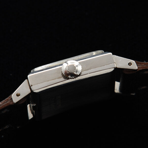 This is a vintage ladies solid platinum rectangular watch measuring 15.5 x 28mm lug-to-lug. This isa respectable size and not too tiny like the usual cocktail watches from the era.