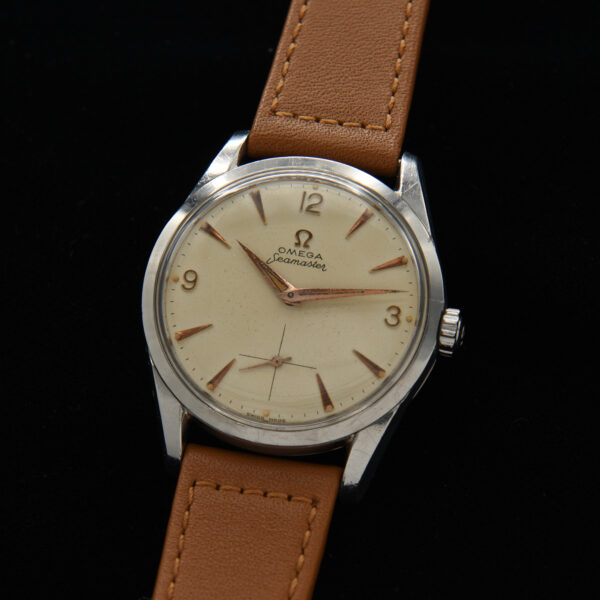 Here is a large and clean 1958 Omega Seamaster manual winding watch housing the robust and reliable caliber 267 movement.