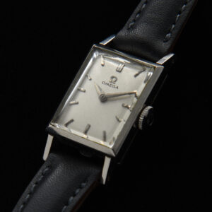 This is a vintage ladies solid platinum rectangular watch measuring 15.5 x 28mm lug-to-lug. This isa respectable size and not too tiny like the usual cocktail watches from the era.