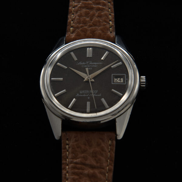 Here is a vintage 1966 Seiko Champion Calendar 860 having an uncommon slate-coloured amazing dial with dagger-style steel hands and baton markers.