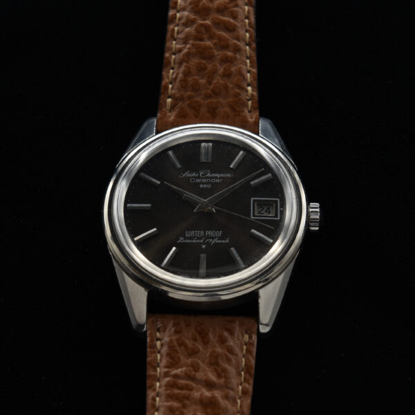 Here is a vintage 1966 Seiko Champion Calendar 860 having an uncommon slate-coloured amazing dial with dagger-style steel hands and baton markers.