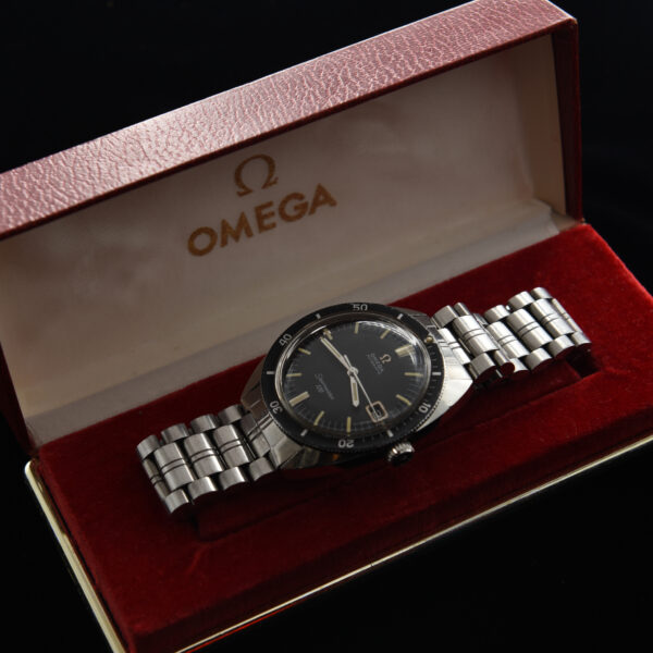 This is a very desirable vintage 1968 Omega Seamaster 120 automatic and highly sought-after by collectors due to its 37mm large size and general rarity.