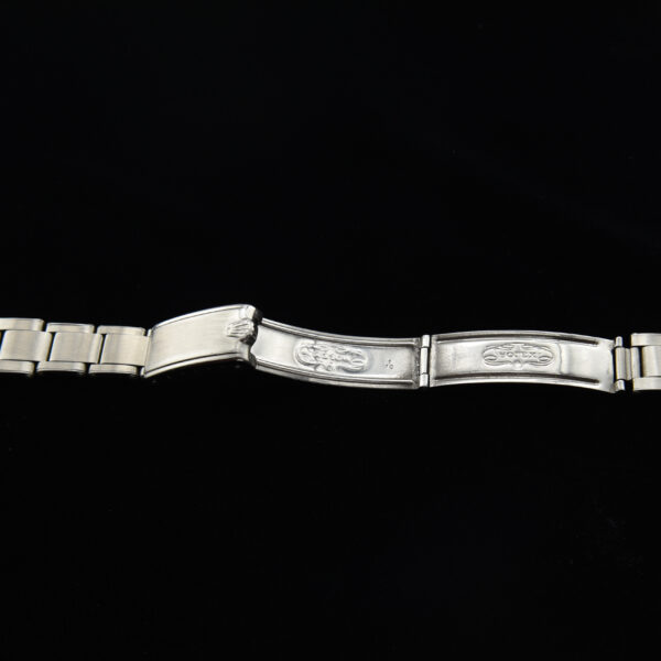 This 17mm Rolex Oyster bracelet will fit any of your 17mm lug vintage Rolex watches including the Bubbleback and many of the boy's size Oysters. This bracelet is amazingly tight and is long; measuring 6.75".