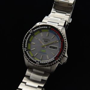 The base design comes from the original 6119-6050 from 1969 known as the “Regatta Timer”. The blue-grey dial colour was commonly used in the 1970s and the inside colourway of the lime green is prominent in the HUF design.