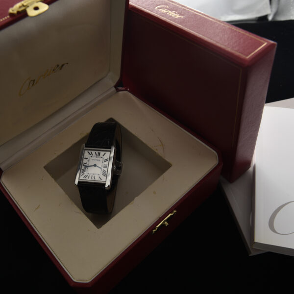 Here is a circa 2000s men’s Cartier ref. 2715 men’s watch measuring 27.5×34.5mm in stainless steel and comes complete with the original box and booklets.