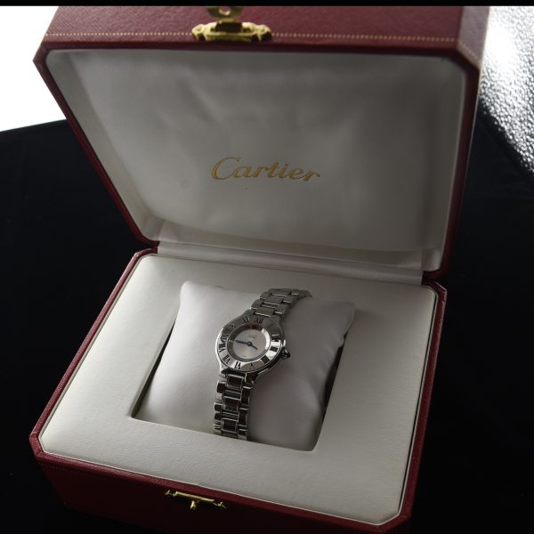 his is a Cartier Ladies de Must 21 watch having an accurate quartz movement. The stainless steel case measures 28mm and displays excellent condition.