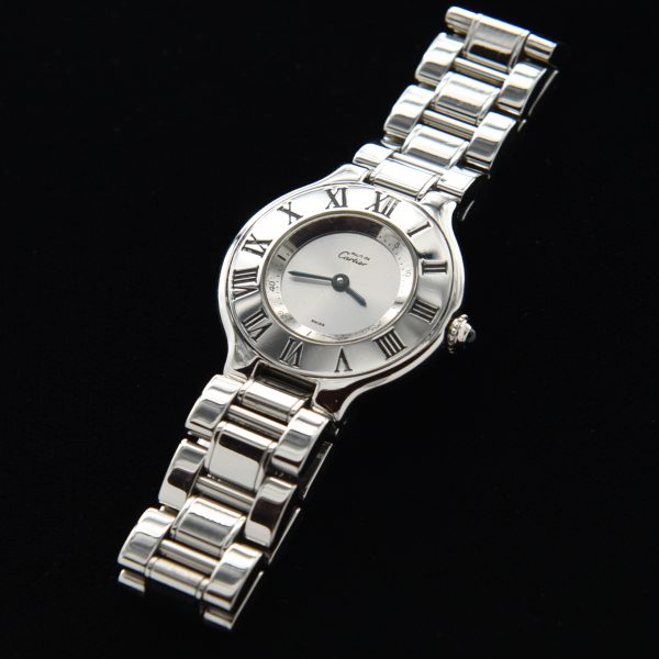 his is a Cartier Ladies de Must 21 watch having an accurate quartz movement. The stainless steel case measures 28mm and displays excellent condition.