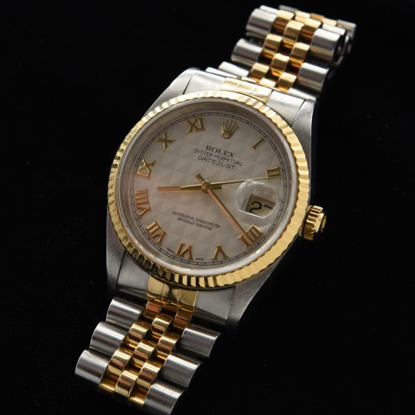 This is a very uncommon Rolex Datejust ref. 16233 dating to the year 2000. This watch is the desirable ‘no holes’ version, measuring 36mm in stainless steel and solid 18k gold.