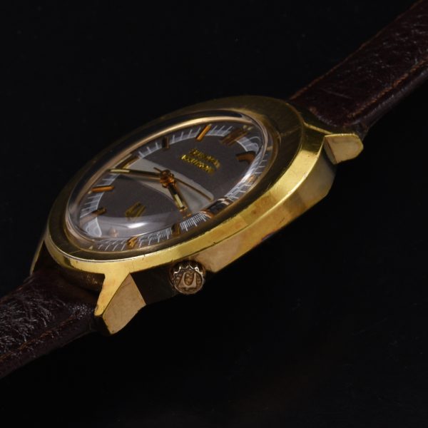 This 1973 Bulova Accutron is housed in a gold-toned 40mm case with original signed setting crown. The original dial is absolutely '70s style in brown and silver.