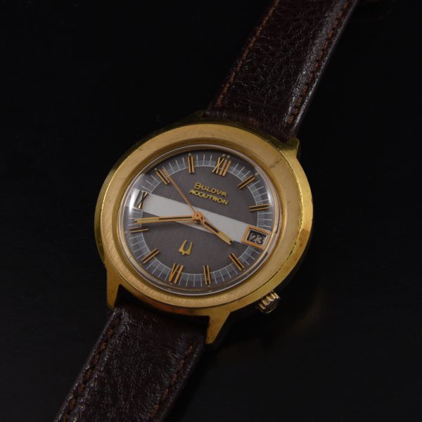 This 1973 Bulova Accutron is housed in a gold-toned 40mm case with original signed setting crown. The original dial is absolutely '70s style in brown and silver.