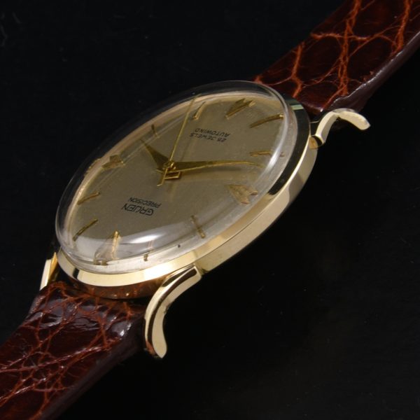 Here is a solid-14k-gold vintage Gruen watch housing an automatic winding Gruen movement which has just been serviced. The solid-gold case measures 32.75mm.