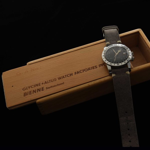 The Glycine Airman vintage military watch was used in Vietnam as it was popular amongst military servicemen and pilots everywhere. From the 1950s to the 1970s, pilots have relied on them due to their bold and easy-to-read 24-hour dial.