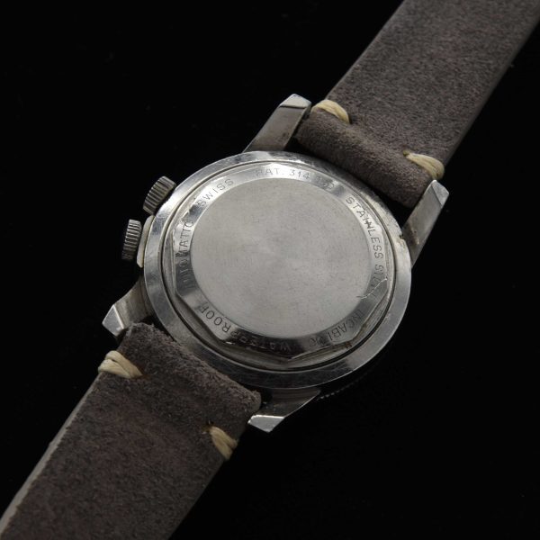The Glycine Airman vintage military watch was used in Vietnam as it was popular amongst military servicemen and pilots everywhere. From the 1950s to the 1970s, pilots have relied on them due to their bold and easy-to-read 24-hour dial.