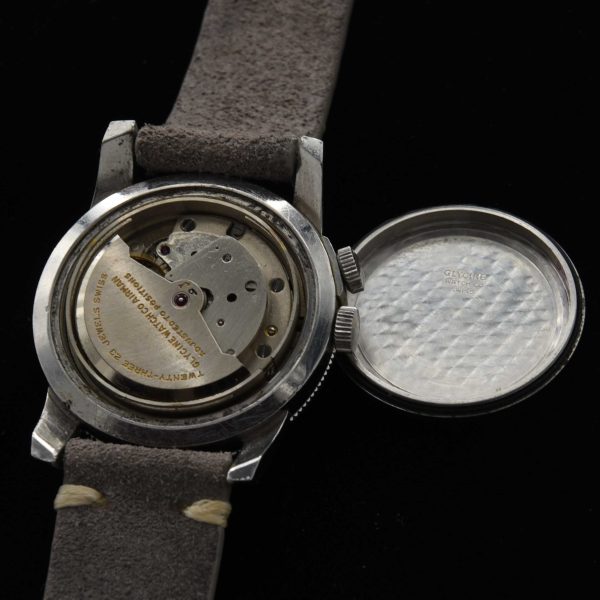 The Glycine Airman vintage military watch was used in Vietnam as it was popular amongst military servicemen and pilots everywhere. From the 1950s to the 1970s, pilots have relied on them due to their bold and easy-to-read 24-hour dial.