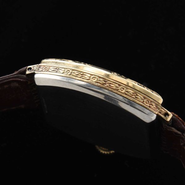 This a very uncommon, large and early Illinois (American) watch dating to 1928 and measuring 31x31mm in a very fine barrel-shaped case.