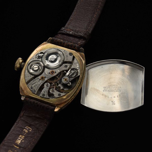 This a very uncommon, large and early Illinois (American) watch dating to 1928 and measuring 31x31mm in a very fine barrel-shaped case.