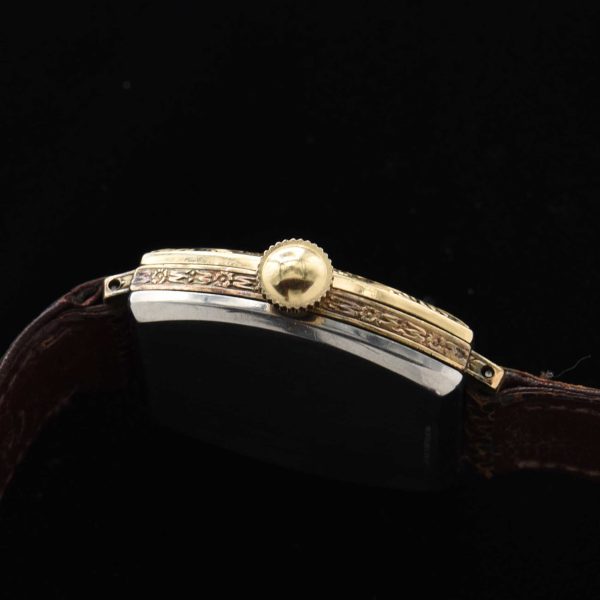 This a very uncommon, large and early Illinois (American) watch dating to 1928 and measuring 31x31mm in a very fine barrel-shaped case.
