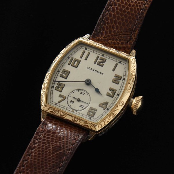This a very uncommon, large and early Illinois (American) watch dating to 1928 and measuring 31x31mm in a very fine barrel-shaped case.