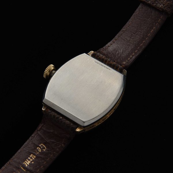 This a very uncommon, large and early Illinois (American) watch dating to 1928 and measuring 31x31mm in a very fine barrel-shaped case.