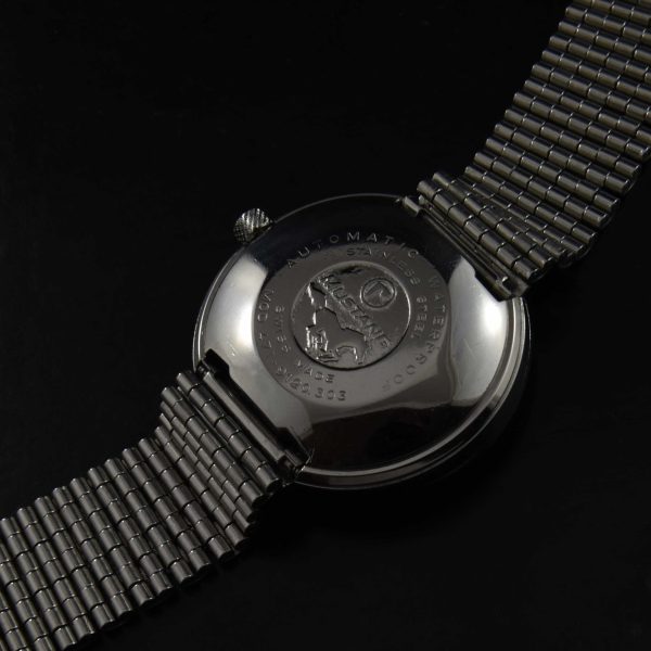 This is a very large 38mm 1970s vintage watch produced by the Swiss company "Roamer". The automatic Swiss movement was just serviced and running perfectly.