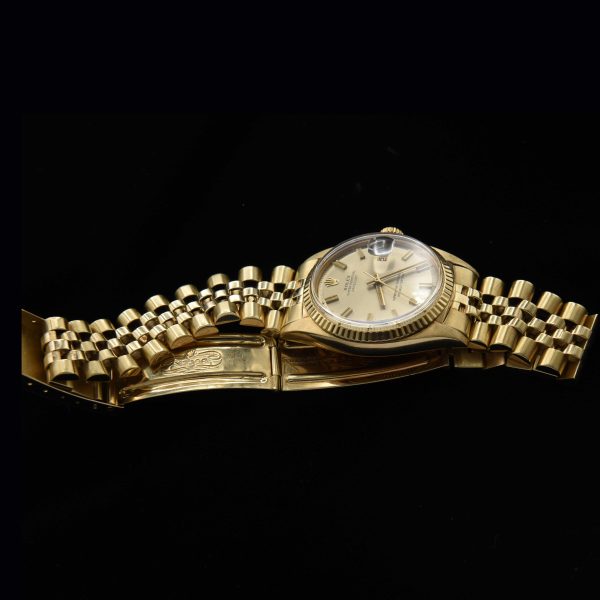 This incredibly preserved 1969 Rolex Datejust measuring 36mm in solid-14k-gold comes complete with its box and original guarantee certificate having matching punched serial numbers.