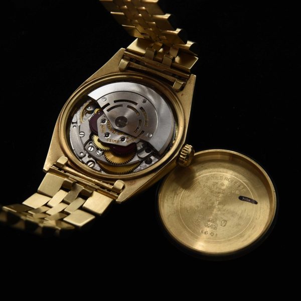 This incredibly preserved 1969 Rolex Datejust measuring 36mm in solid-14k-gold comes complete with its box and original guarantee certificate having matching punched serial numbers.