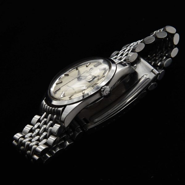 This is a 35mm vintage 1966 Omega Seamaster having an original quadrant dial with lovely patina.