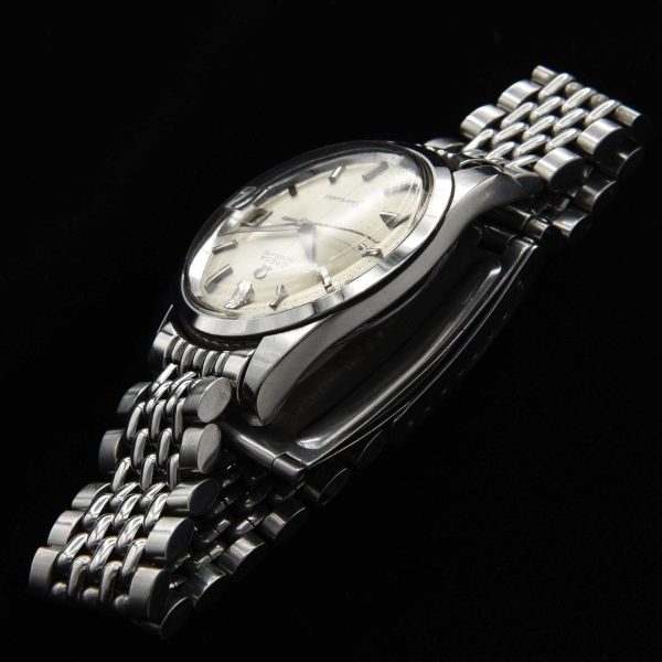 This is a 35mm vintage 1966 Omega Seamaster having an original quadrant dial with lovely patina.