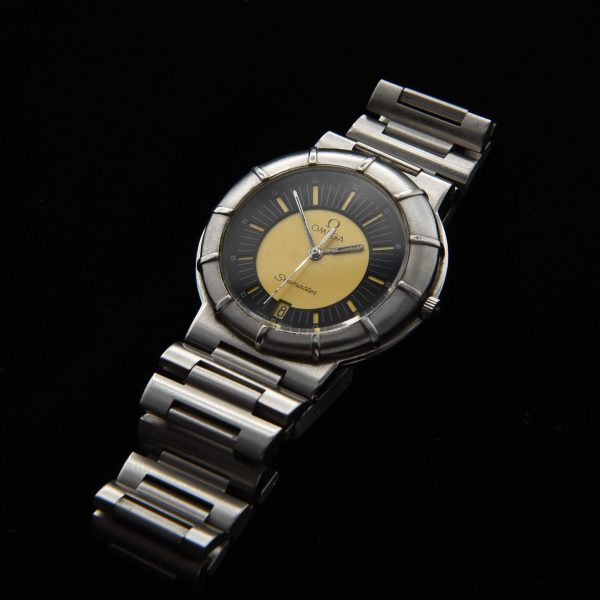 This is a mid-sized vintage '70s Omega Seamaster Dynamic ‘Spider’ measuring 34mm with its original stainless steel bracelet. 
