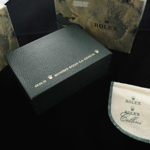 This Rolex 68.00.55 Inner And Outer Box comes with its polishing cloth. This particular Rolex watch box was used for many of the Rolex models.