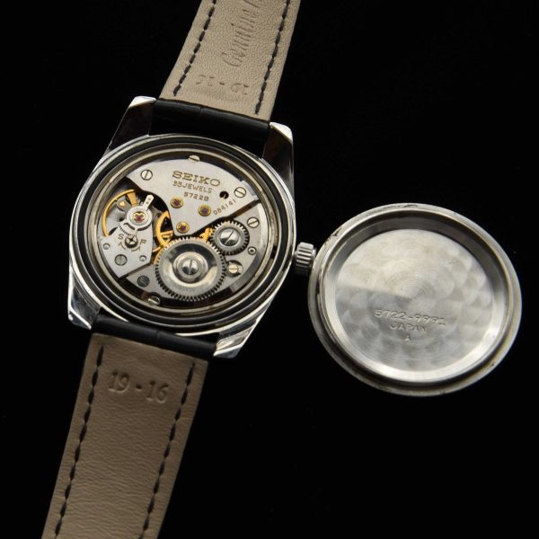 The Grand Seiko 5722-9991 Self-Dater appeared in 1963 and was produced until 1969. This later version is more desirable, featuring the 35-jewel, high-beat, manual-winding movement.