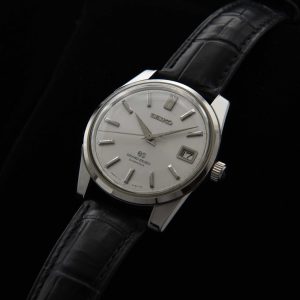 The Grand Seiko 5722-9991 Self-Dater appeared in 1963 and was produced until 1969. This later version is more desirable, featuring the 35-jewel, high-beat, manual-winding movement.